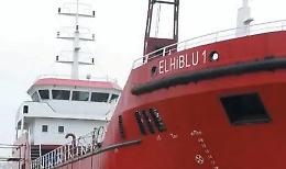 108 migranti dirottano un mercantile per non tornare nei lager