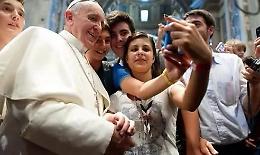 "Ragazzi, liberatevi del telefonino". Parola di Papa