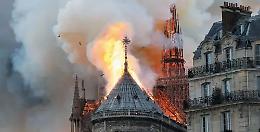 Brucia la cattedrale di Notre-Dame, un capolavoro in fiamme