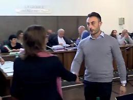 Caso Cucchi, il carabiniere stringe la mano a Ilaria