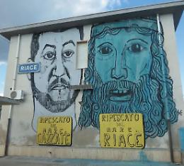 Lucano torna a Riace per comizio e voto. Ma solo per tre ore (Il video)