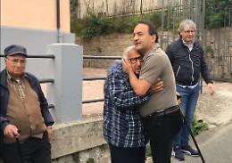 Riace, Mimmo Lucano dopo 7 mesi riabbraccia il padre 92enne