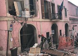 Esplosione a Rocca di Papa, crolla un&rsquo;ala del comune. Grave il sindaco, feriti tre bambini