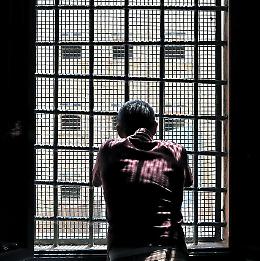 &laquo;Mio figlio sta male e non pu&ograve; stare in carcere: lo stanno uccidendo&raquo;