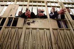 La &rsquo; ndrangheta &ldquo;controllava&rdquo; il carcere grazie a due agenti