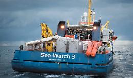 Sea Watch alla fonda davanti a Lampedusa. Proibito attraccare