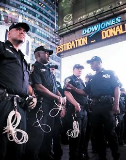 Battute e insulti dei poliziotti Usa sui migranti morti