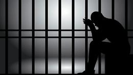 Muoiono la madre e la moglie, ma lui resta in cella