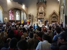 L'ultimo saluto a De Crescenzo: &laquo;Aveva il mare di Napoli negli occhi e il Vesuvio nel cuore&raquo;