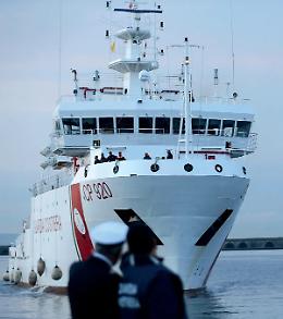 La nave della Guardia costiera bloccata davanti al porto di Catania con 135 migranti