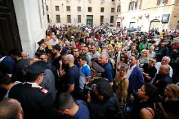 Familiari, colleghi e cittadini per il saluto al carabiniere