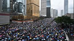 Hong Kong bloccata, treni e aerei fermi. Lo sciopero cresce