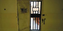 Il farmaco manca, i parenti lo trovano ma non c&rsquo;&egrave; l&rsquo;autorizzazione del carcere