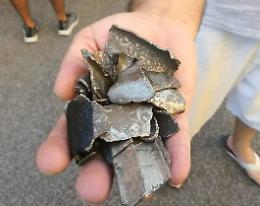 Frammenti di un aereo cadono su Fiumicino: danni alle auto, nessun ferito