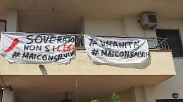 Salvini contestato a Soverato: &laquo;Vattene, buffone&raquo;. E lui: &laquo;Figli di pap&agrave;&raquo;