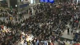 Hong Kong, in migliaia bloccano l'aeroporto. E' caos