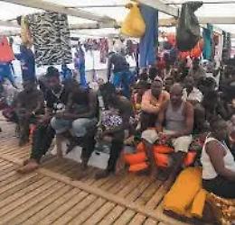 Open Arms, Salvini dice no. Trenta invia i soccorsi. A bordo situazione gravissima