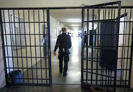 Petto di pollo scaduto da tre mesi in vendita ai detenuti di Bologna