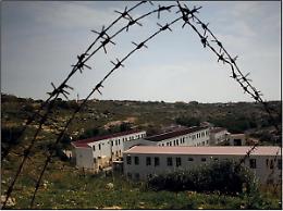 Nell'hotspot di Lampedusa tra degrado e disumanit&agrave;