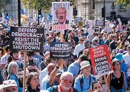 Brexit, cortei, petizioni e ricorsi. Ma il "no deal" &egrave; a un passo