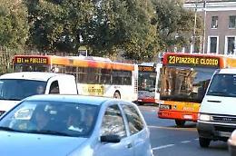 Roma, in 8 picchiano l'autista del bus