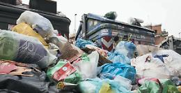 Roma, smaltire i rifiuti? Un&rsquo; unica soluzione: lo scaricabarile tritatutto