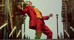 Tutti pazzi per Joker il giullare nichilista che incendia le masse