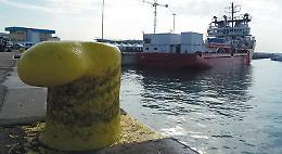 Ocean Viking, migranti a terra dopo 11 giorni. Salvini: &laquo;Il governo cala le braghe&raquo;