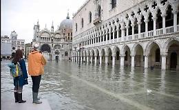 Venezia sommersa, acqua oltre un metro e mezzo. Danni ingenti al patrimonio artistico