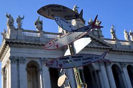 Le sardine invadono Piazza San Giovanni: &laquo;Abroghiamo il decreto sicurezza&raquo;