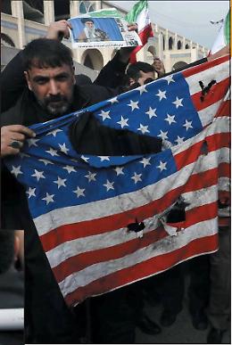 Pelosi guida i dissidenti &laquo;Atto sproporzionato&raquo; Salvini ringrazia Donald ma Meloni: &laquo;Cautela&raquo;