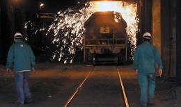 Ilva, l'altoforno 2 rimane acceso. Riparte la trattativa governo-Arcelor