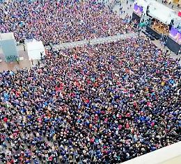 Sardine, in 40mila a Bologna. Santori: &laquo;&egrave; la prima vittoria&raquo;