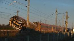 Treno deragliato, indagati cinque operai