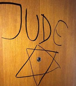 Torino, stella di David e la scritta Jude sulla porta di Marcello Segre