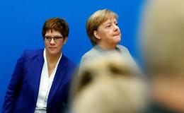 Resa di Kramp-Karrenbauer: l&rsquo;erede di Merkel rinuncia al partito e alla cancelleria