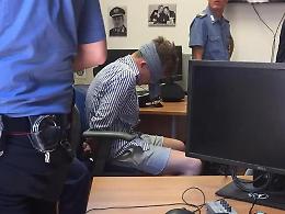 Bendato, ammanettato e confuso. Spunta il video del giovane accusato dell'omicidio Cerciello