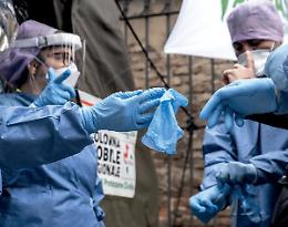 Due metri contro il virus. Com'&egrave; triste la distanza che ci fa sani