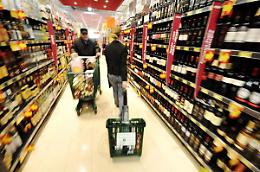 Supermercati pieni: tutti a fare la spesa per superare l'isolamento