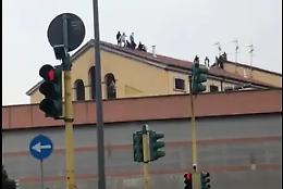 Fuoco e proteste a San Vittore: detenuti sul tetto