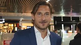 Francesco Totti in campo per raccogliere fondi per la terapia intensiva dello Spallanzani