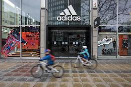 Adidas non paga pi&ugrave; gli affitti. La ministra tedesca: &laquo;Siete indecenti&raquo;