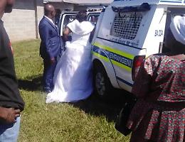 Sposi e prete in manette: hanno violato il lockdown in Sudafrica