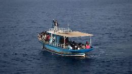 L'urlo disperato dai barconi: &laquo;Venite a salvarci, la gente sta morendo&raquo;