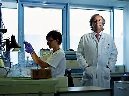 La ricetta di Burioni: "Mascherine e test a tappeto. Presto ne usciremo"