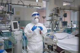 Calano ancora i contagi, ma &egrave; stabile il numero dei decessi: 323 vittime nelle ultime 24 ore