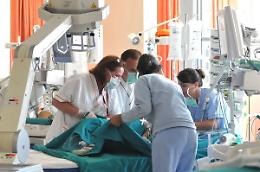 Covid, 130 i decessi in un giorno, ma le terapie intensive cominciano a svuotarsi