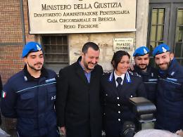 Salvini corre in Campania: "Solidariet&agrave; alle guardie carcerarie accusate di pestaggi"