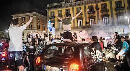Bufera sui tifosi del Napoli in festa: "Sciagurati", dice il virologo...