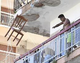 Focolaio Covid a Mondragone, scontri tra braccianti bulgari e italiani: Lamorgese invia l'esercito